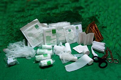 Apteczka ścienna stalowa TYP 50 - wyposażona