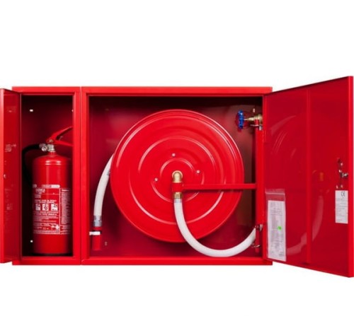 Hydrant wewnętrzny FIT z wężem półsztywnym DN 25 z gaśnicą obok zwijadła